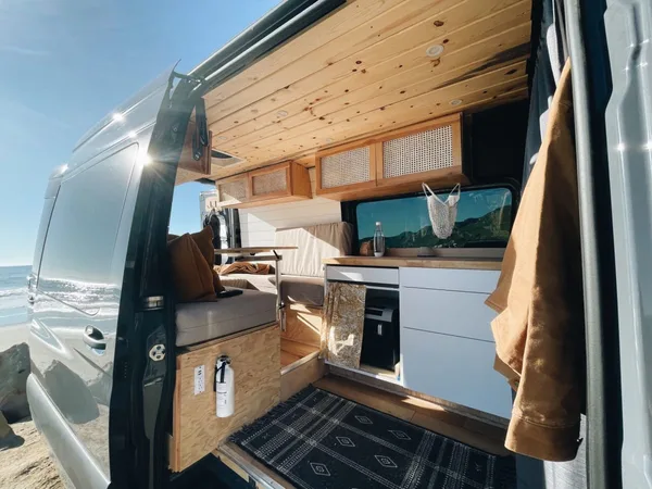 Camper van rentals in Thousand Oaks