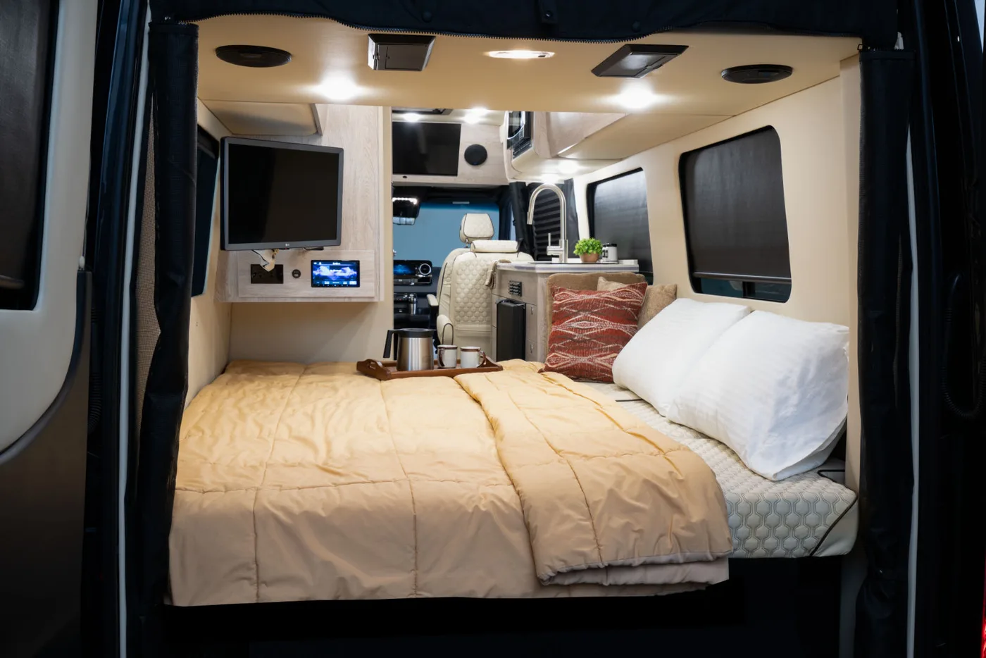 Midwest Automotive Designs Heritage MD2 campervan rental